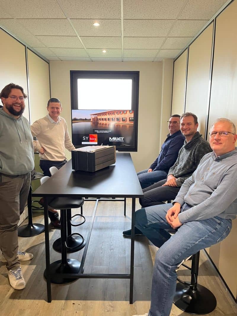 Mardi 6 janvier, nous avons eu le plaisir d’accueillir SYbois, représenté par Olivier Magne, pour un temps d’échange autour des solutions de façades à ossature bois intégrales.